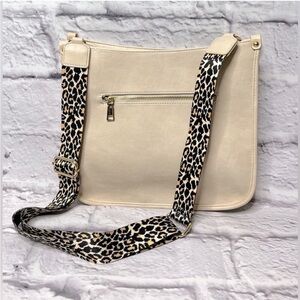 Stylish Cream Shoulder Bag with Leopard Strap